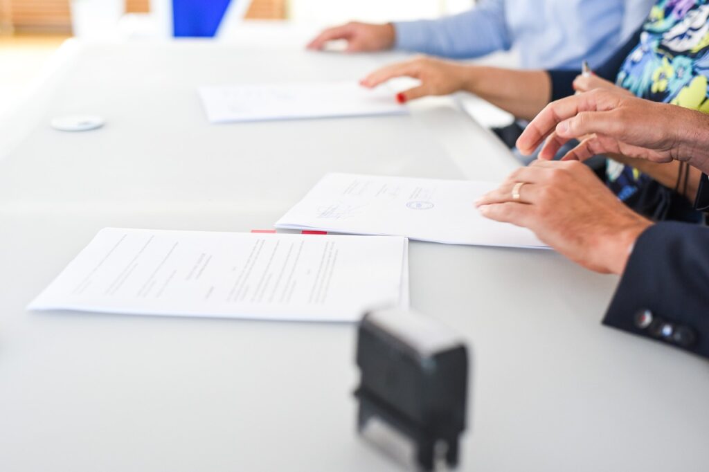 couple signing a timeshare contract