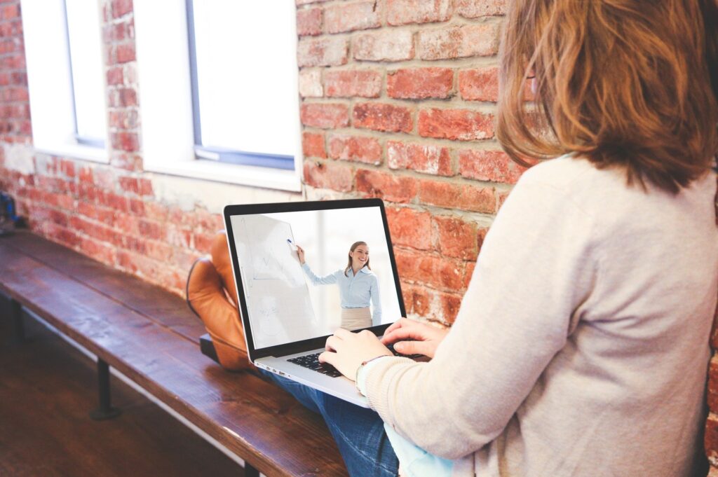 woman in front of laptop taking timeshare cancellation course