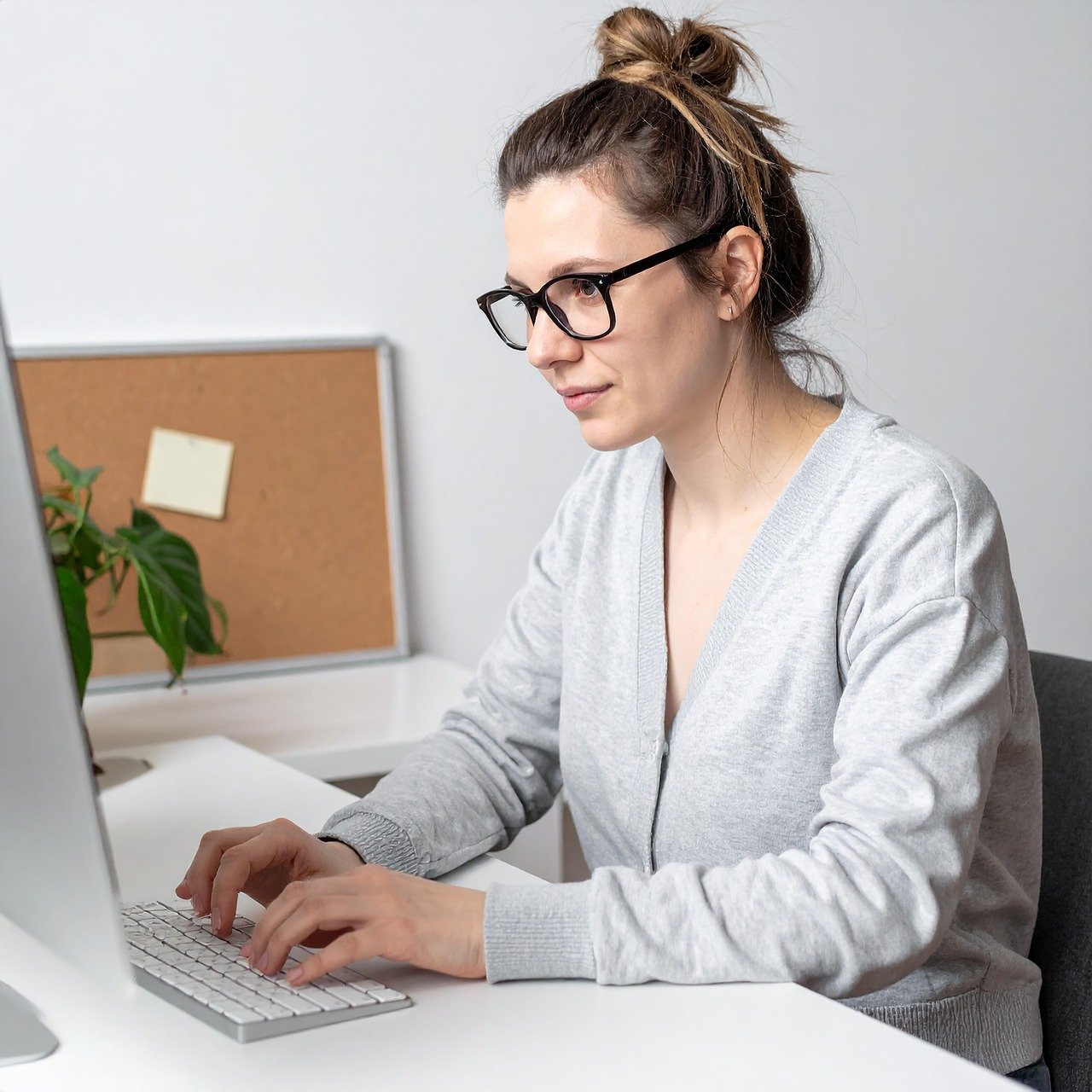women on laptop learning how to cancel your timeshare